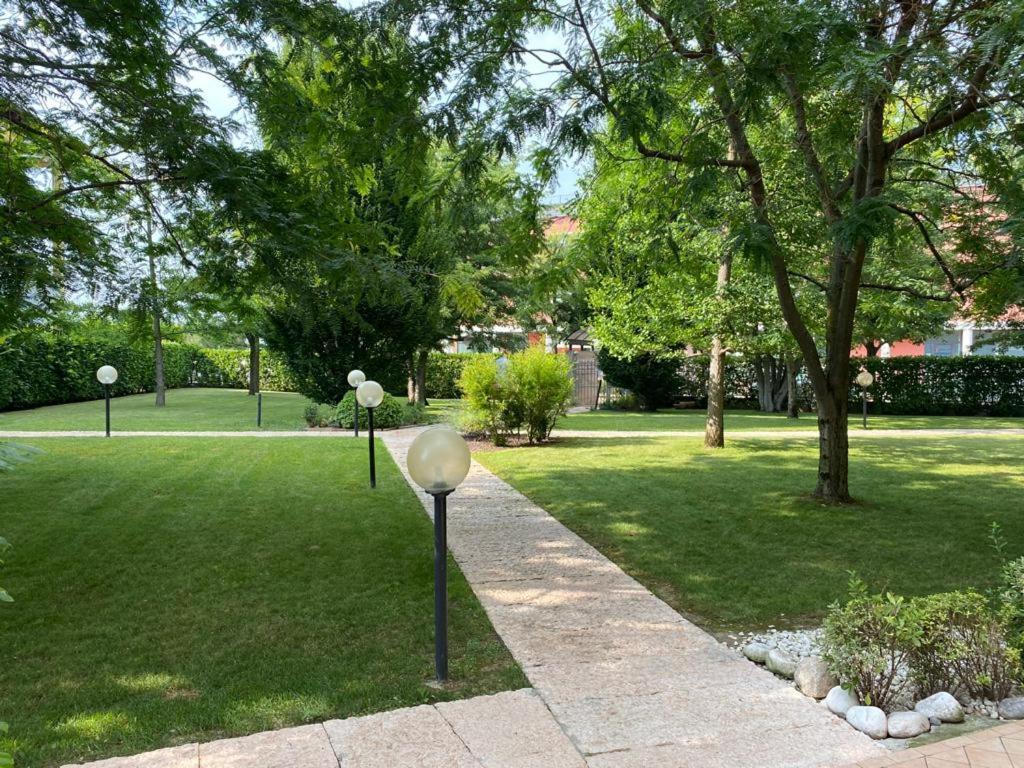 Appartamento Il Faro Con Giardino In Residence Con Piscina Desenzano del Garda Exteriör bild